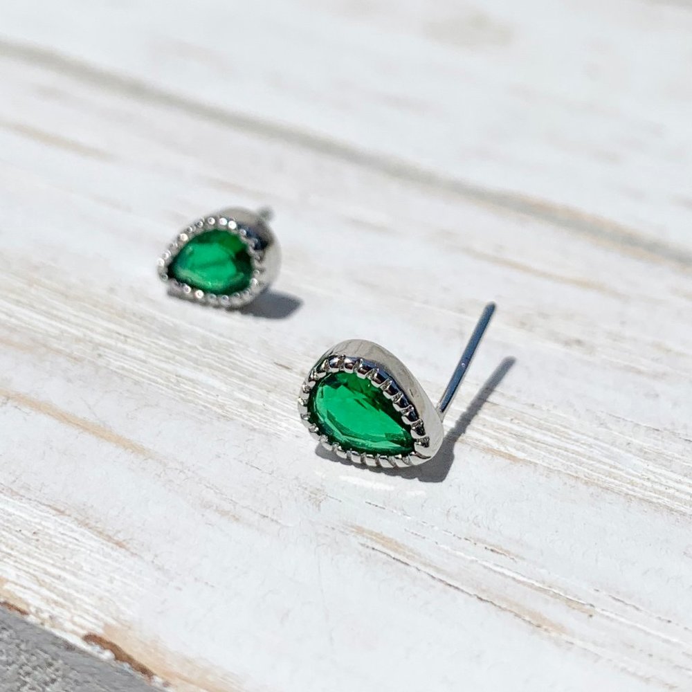 Vintag Tiny Green Swarovski crystal studs earrings